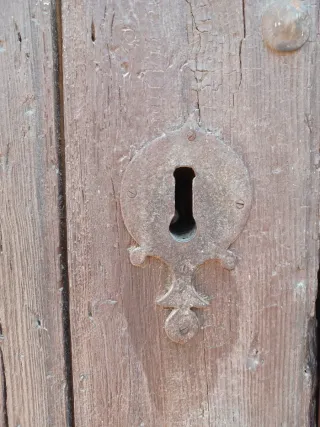 Puerta exterior madera antigua con aldaba