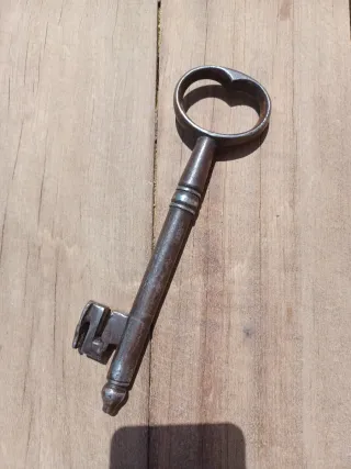 Puerta exterior madera antigua con aldaba