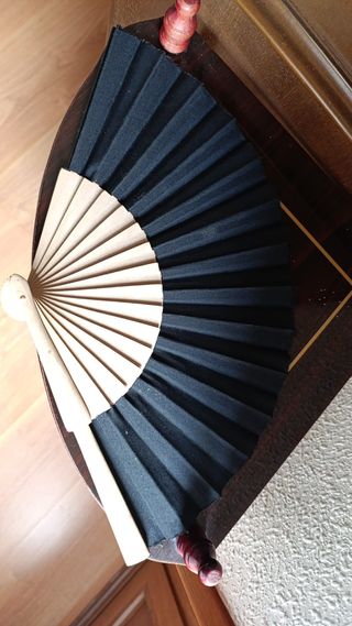 Abanico de madera y tela negro