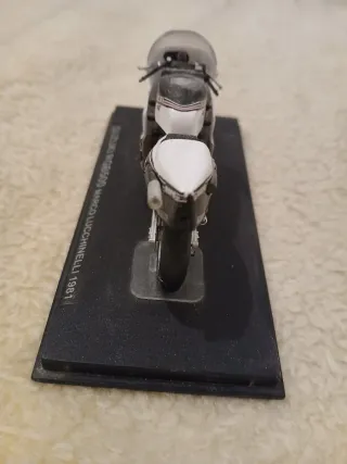 Modellino Suzuki RGB500 Marco Lucchinelli 1981