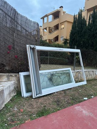 Ventanal de aluminio blanco