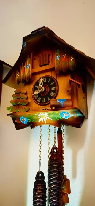 Orologio a cucù in legno decorato