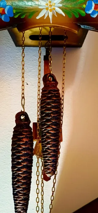 Orologio a cucù in legno decorato