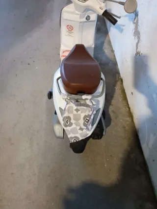 Vespa Scooter Eléctrica Blanca y Marrón