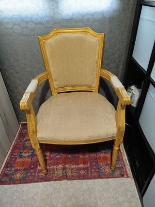 Sillón antiguo restaurado beige y dorado