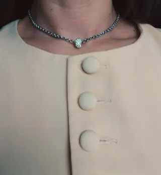 Colgante plateado con detalle brillante