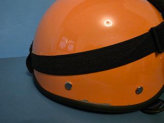 Casco naranja con gafas estilo aviador