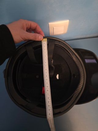 Casco naranja con gafas estilo aviador