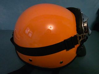 Casco naranja con gafas estilo aviador