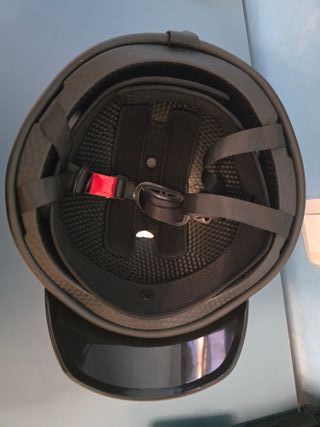 Casco naranja con gafas estilo aviador