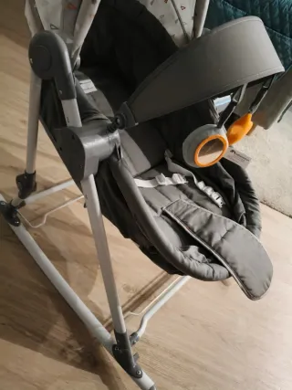 Mecedora para bebé con estampado de triángulos