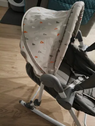 Mecedora para bebé con estampado de triángulos