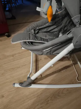 Mecedora para bebé con estampado de triángulos