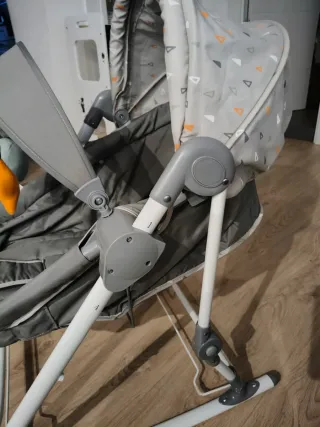 Mecedora para bebé con estampado de triángulos