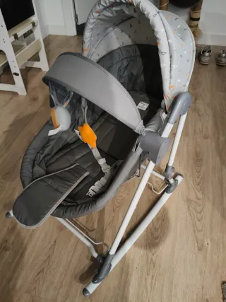 Mecedora para bebé con estampado de triángulos