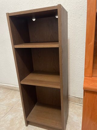 Estantería de madera marrón en buenas condiciones