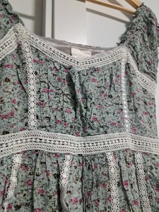 Blusa floral verde y rosa talla M