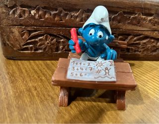 Pitufo en pupitre con libro