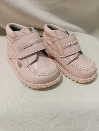 Botitas charol y piel rosa