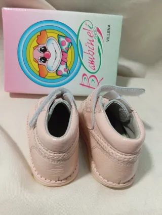 Botitas charol y piel rosa