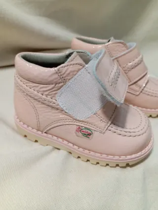 Botitas charol y piel rosa