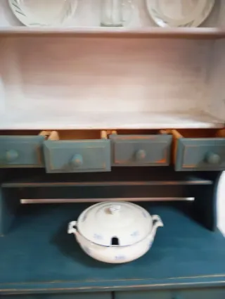 Preciosa alacena de madera azul y marrón