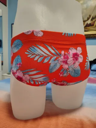 Costume da bagno arancio con fiori