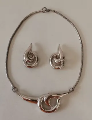 Conjunto collar y pendientes plateados