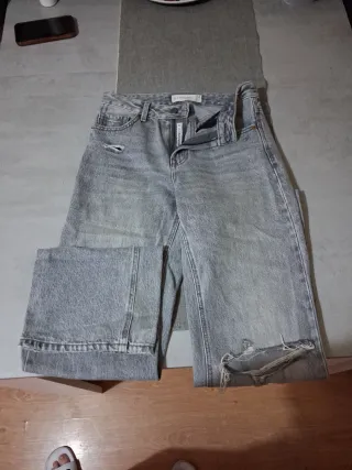 Tejanos Stradivarius grises rotos talla 34