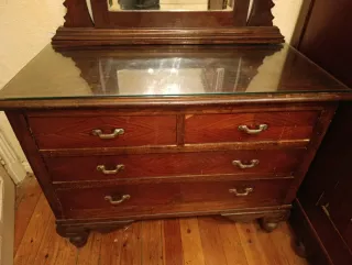 Cómoda de madera con espejo