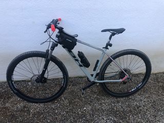 Bicicleta de montaña gris