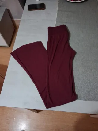 Pantalones acampanados Bershka granate