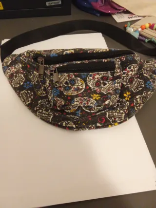 Riñonera con estampado de calaveras