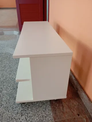 Mueble TV blanco con ruedas