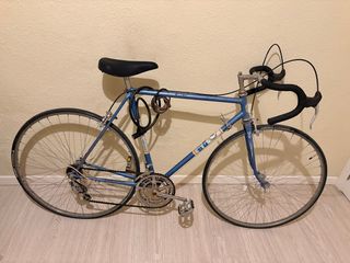 Bicicleta de carretera azul antigua