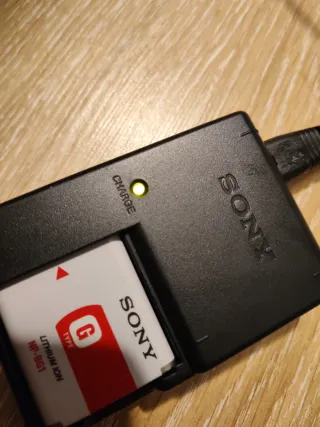 CÁMARA SONY Cargador BC-CSGC y batería NP-BG1