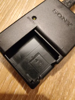 CÁMARA SONY Cargador BC-CSGC y batería NP-BG1