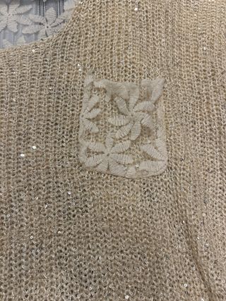 Jersey de punto beige con encaje y lentejuelas