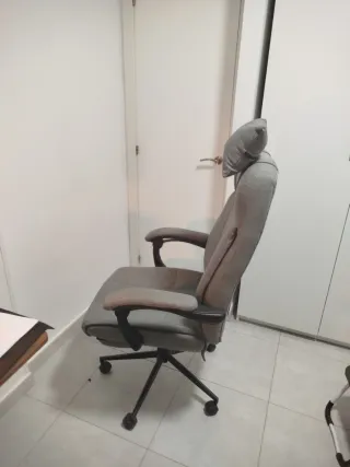 Silla de oficina gris con reposapiés