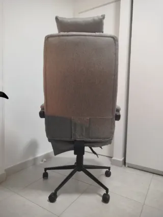 Silla de oficina gris con reposapiés
