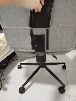 Silla de oficina gris con reposapiés