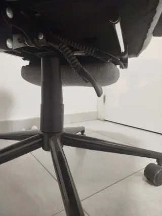 Silla de oficina gris con reposapiés