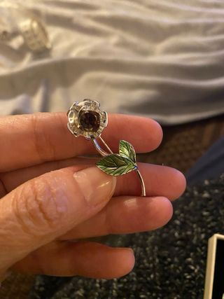 Broche Rosa con Hojas