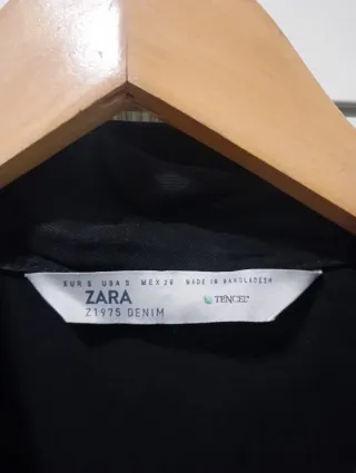 Camisa Zara negra con detalle de hilos plateados
