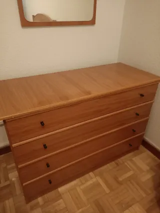 Cómoda de madera con cajones