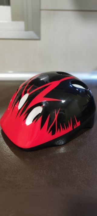 Patinete Oxelo infantil y casco.