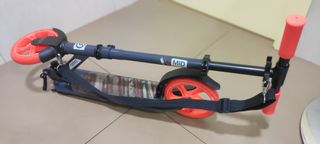 Patinete Oxelo infantil y casco.