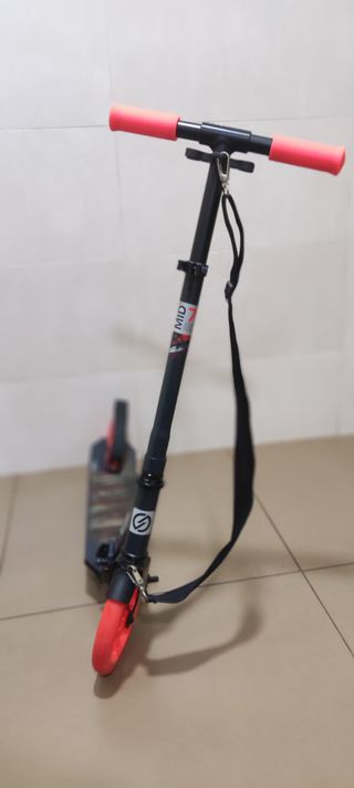 Patinete Oxelo infantil y casco.