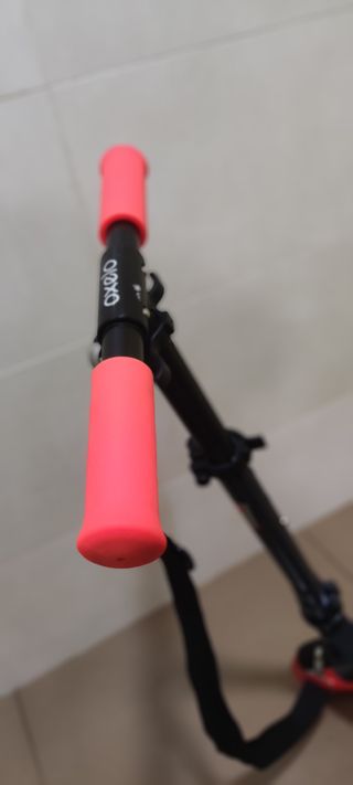 Patinete Oxelo infantil y casco.