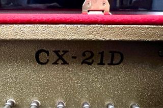 Piano Kawai de pared negro